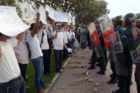 Cambodia News Update: Rivals hold 2nd talks, King urges calm