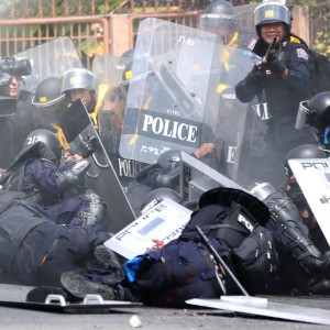 Video Thailand policeman hero injured