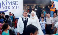 Turkish couple spend wedding day feeding refugees